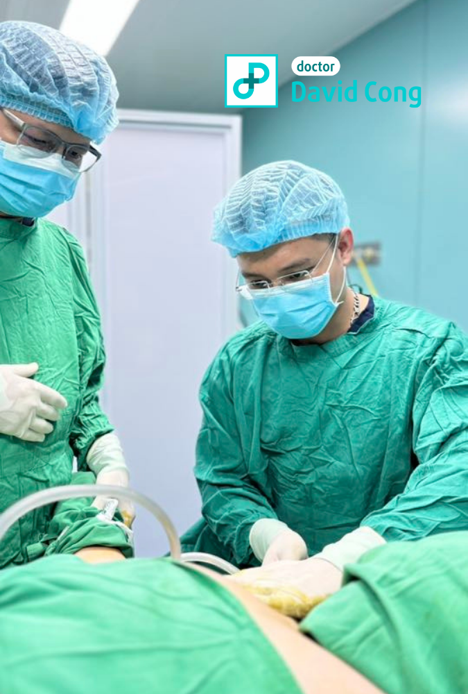 ảnh bác sĩ david công hút mỡ bụng cho bệnh nhân